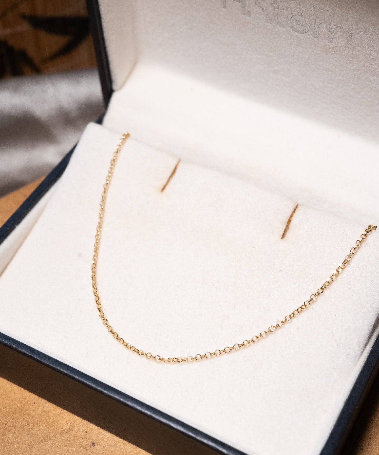 Colar cordão elo português em ouro amarelo com 45.5cm de comprimento e 1mm de espessura.
