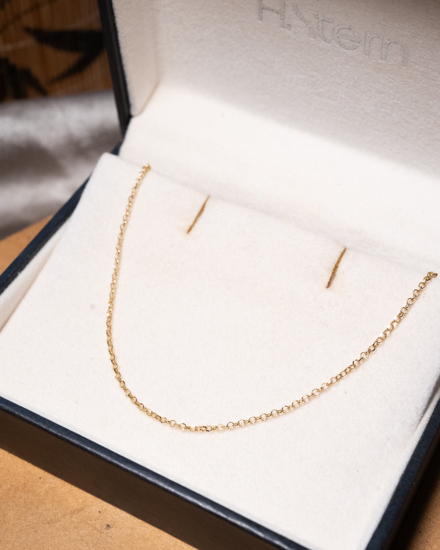 Colar cordão elo português em ouro amarelo com 45.5cm de comprimento e 1mm de espessura.