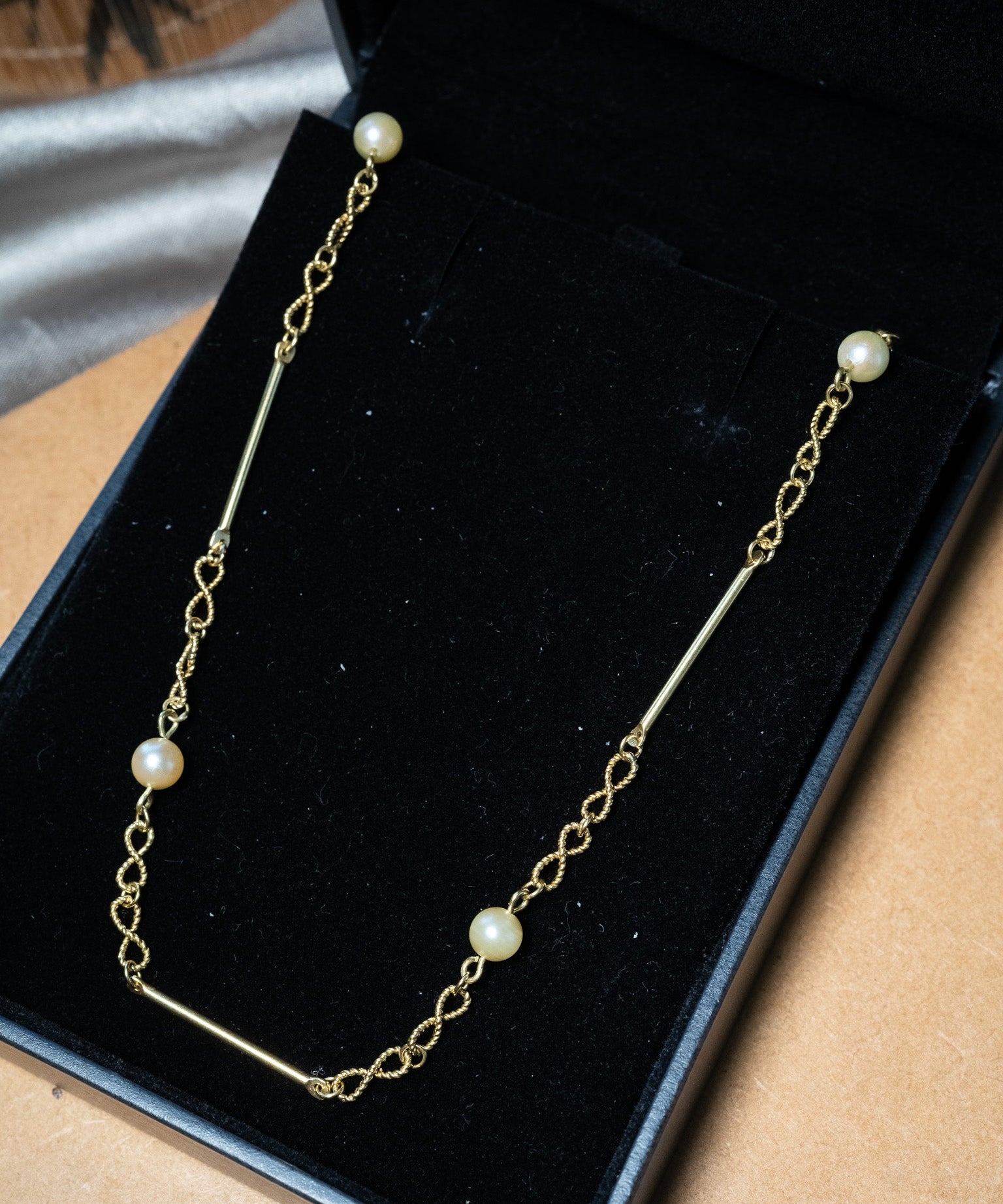 Colar infinito em ouro amarelo com pérolas douradas cultivadas de 5.5mm e comprimento de 52cm e peso de 11.8g