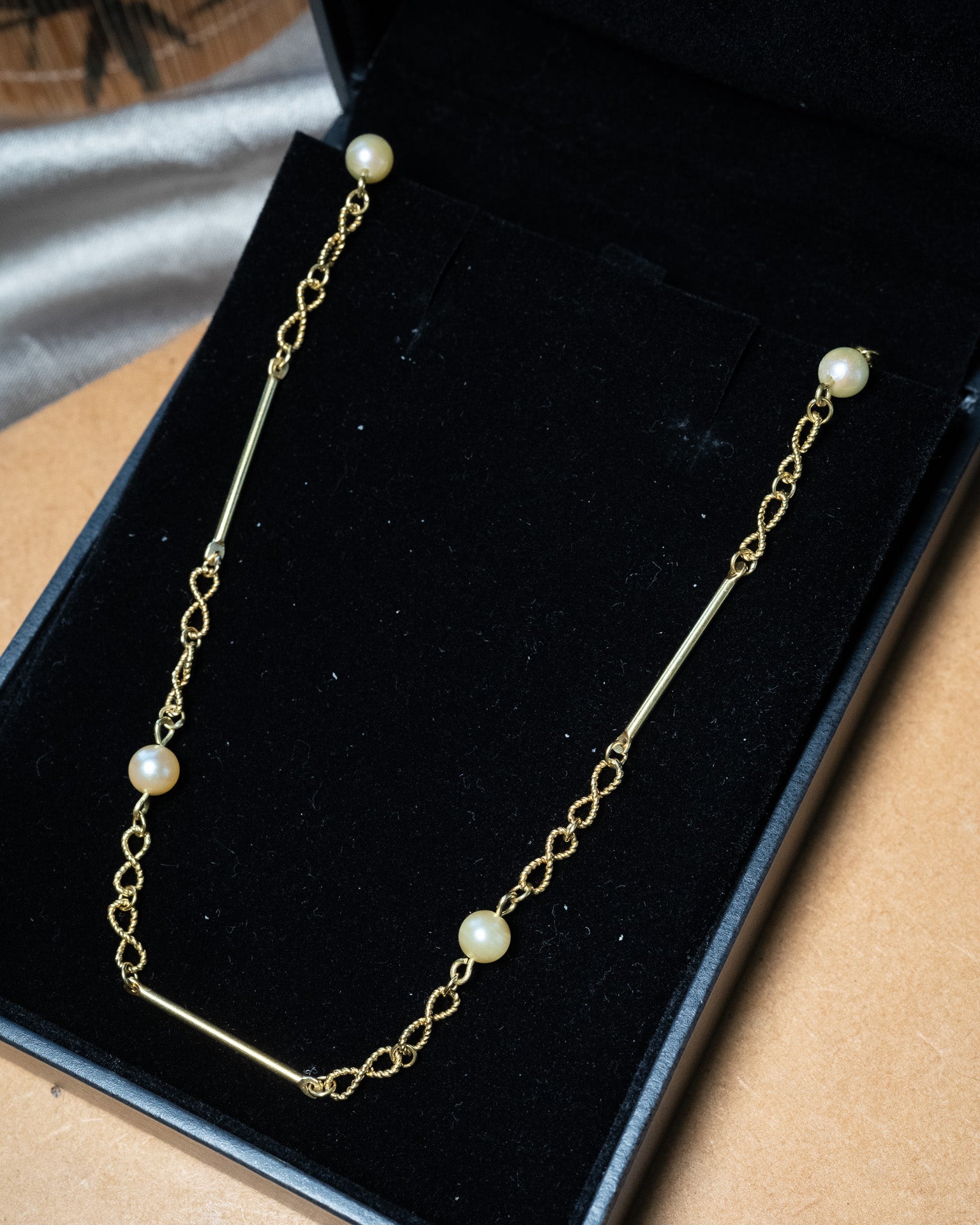 Colar infinito em ouro amarelo com pérolas douradas cultivadas de 5.5mm e comprimento de 52cm e peso de 11.8g