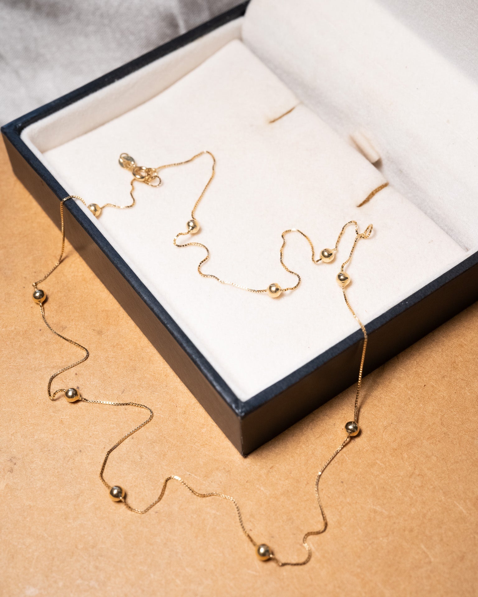 Colar cordao bolinha em ouro amarelo com 49cm de comprimento e 0.4mm de espessura.