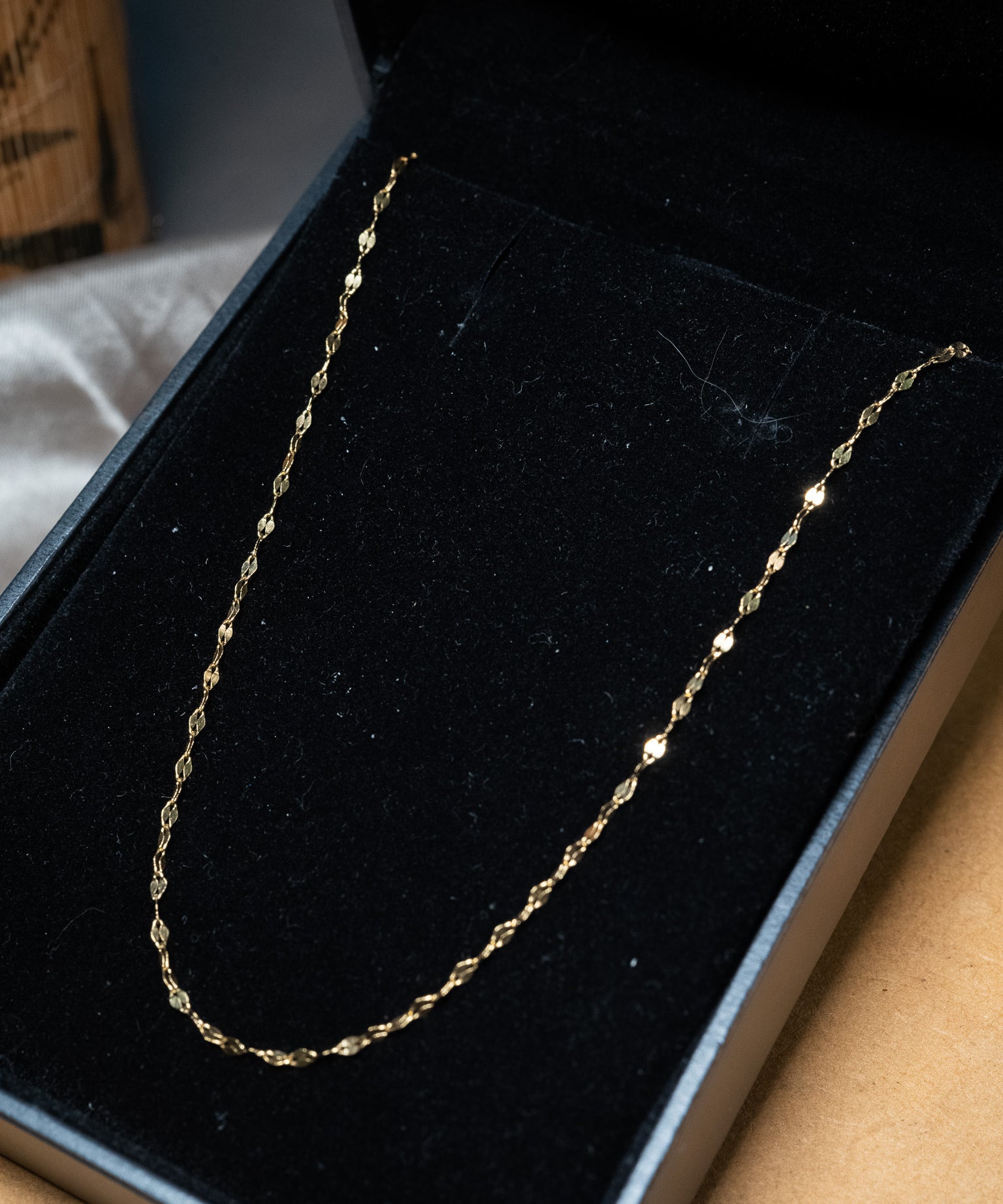 Colar cordão com medalhinha em ouro amarelo com 45cm de comprimento e 1mm de espessura.