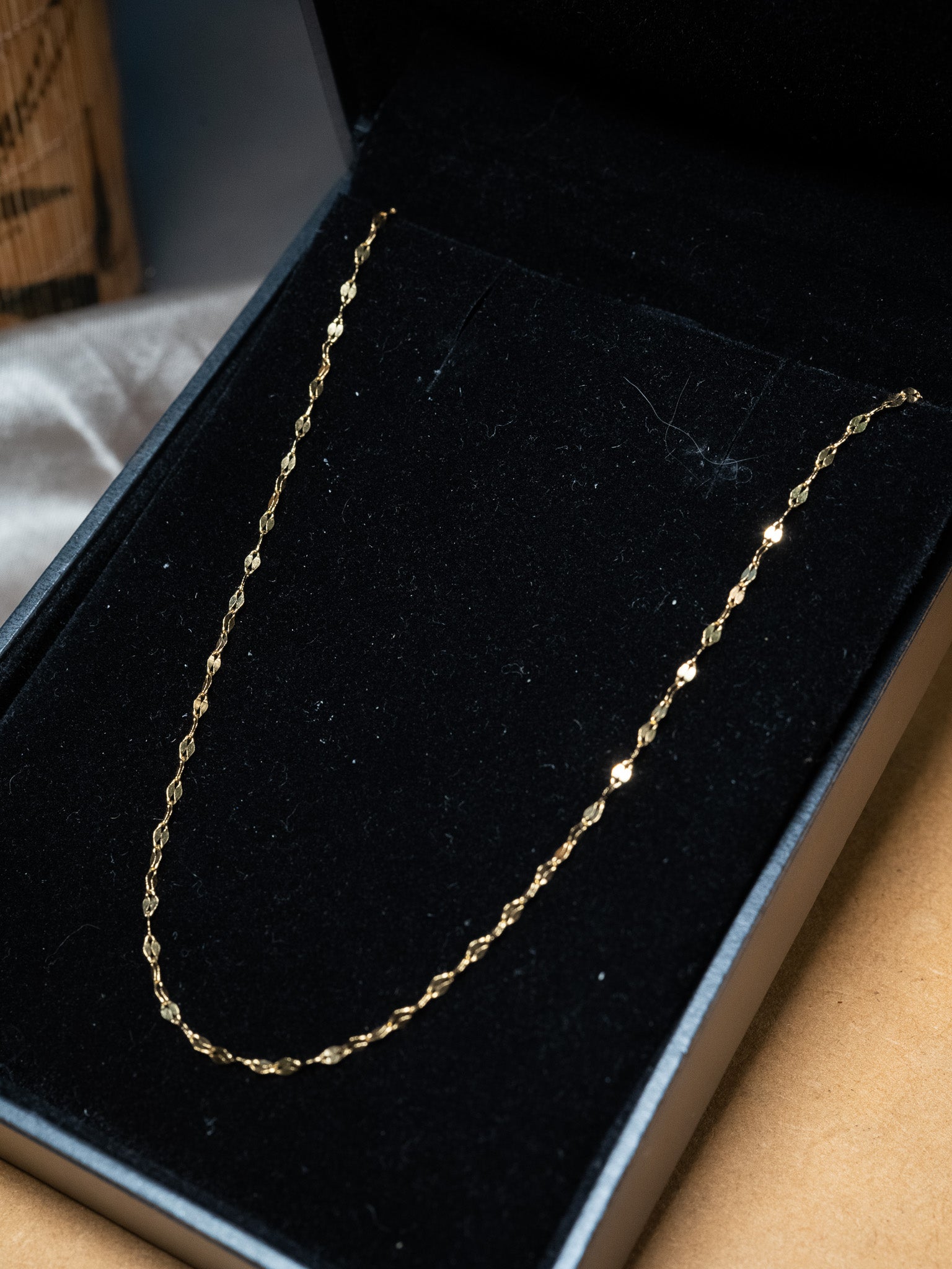 Colar cordão com medalhinha em ouro amarelo com 45cm de comprimento e 1mm de espessura.
