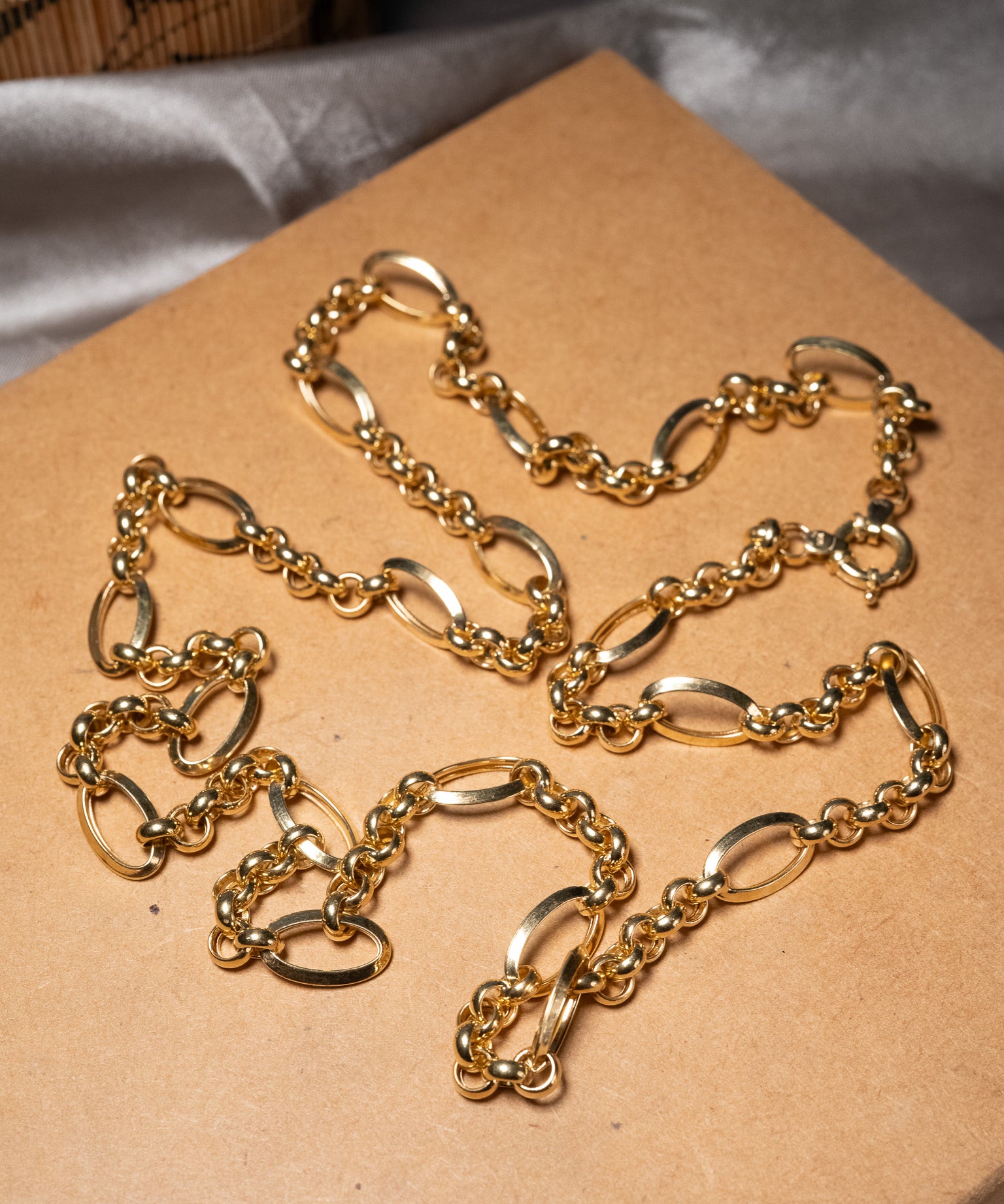 Colar bold de elos portugueses em ouro amarelo com 79cm de comprimento e 0.9cm de espessura.
