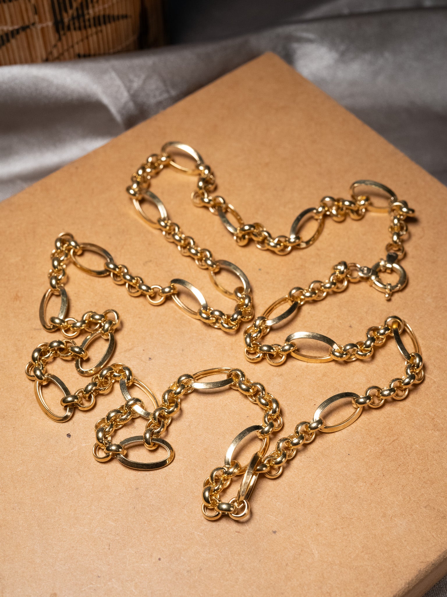 Colar bold de elos portugueses em ouro amarelo com 79cm de comprimento e 0.9cm de espessura.