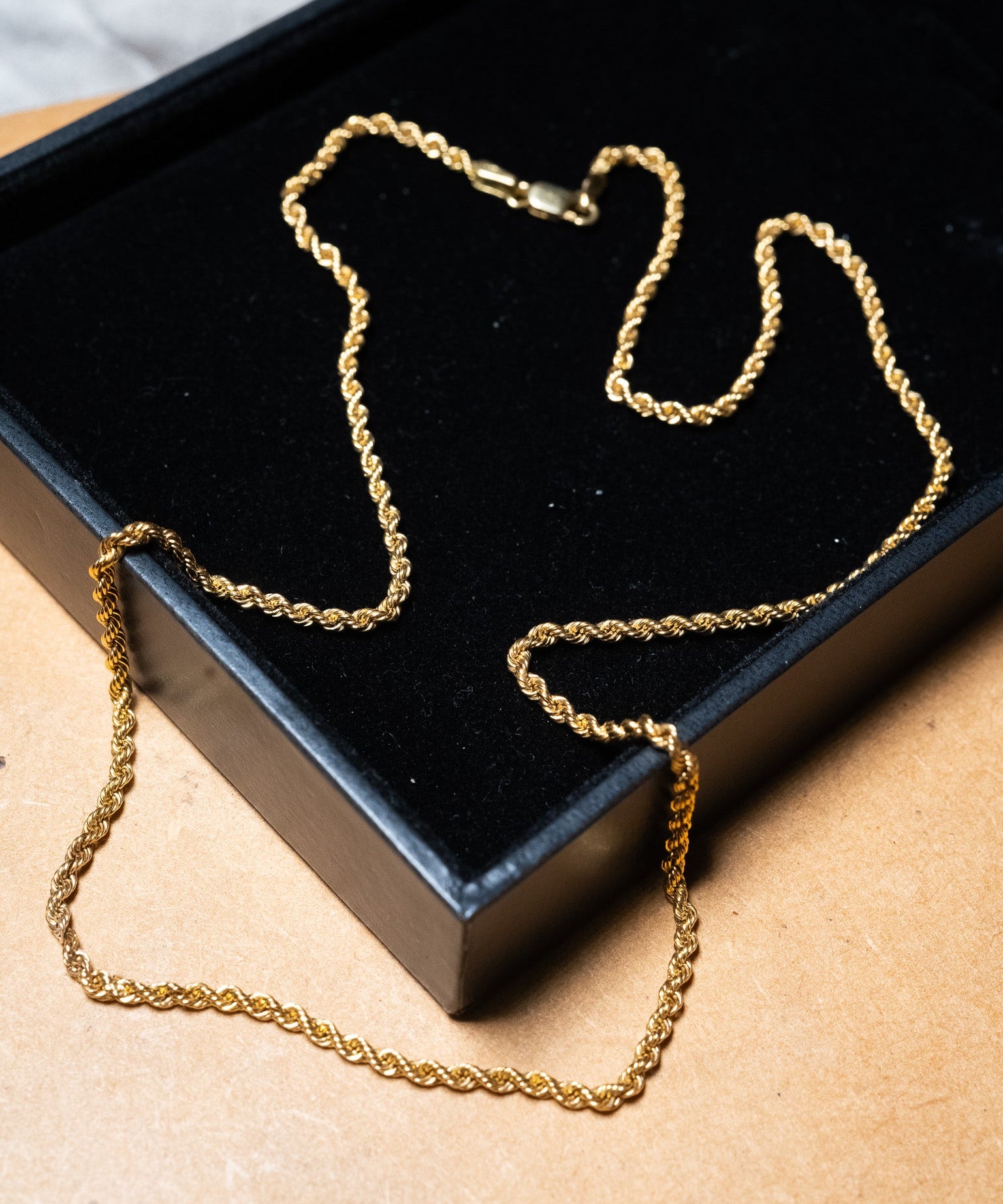 Colar cordão trançado em ouro amarelo com 46.5cm de comprimento e 2mm de espessura.
