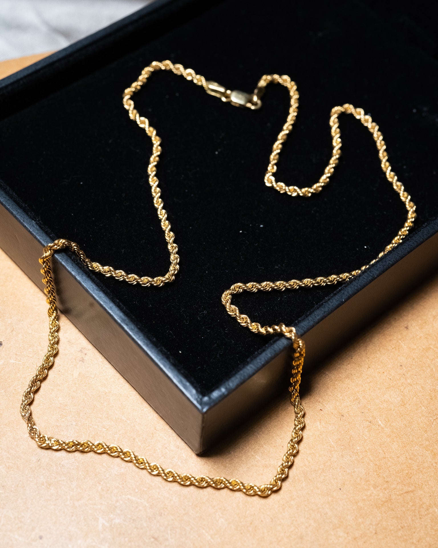 Colar cordão trançado em ouro amarelo com 46.5cm de comprimento e 2mm de espessura.