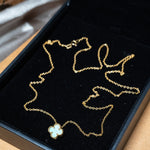 Colar trevo elo cartier em ouro amarelo com trevo de 0.9x0.9cm e 52cm de comprimento e 1mm de espessura