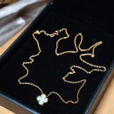 Colar trevo elo cartier em ouro amarelo com trevo de 0.9x0.9cm e 52cm de comprimento e 1mm de espessura
