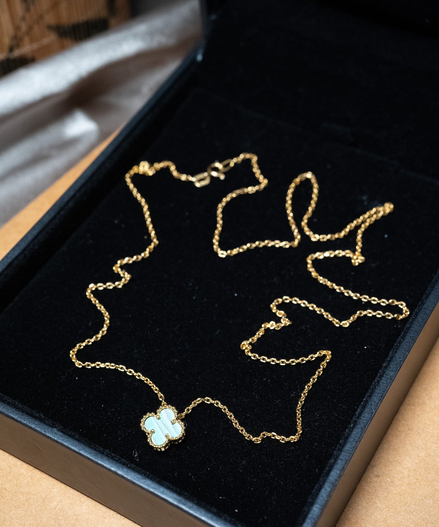 Colar trevo elo cartier em ouro amarelo com trevo de 0.9x0.9cm e 52cm de comprimento e 1mm de espessura