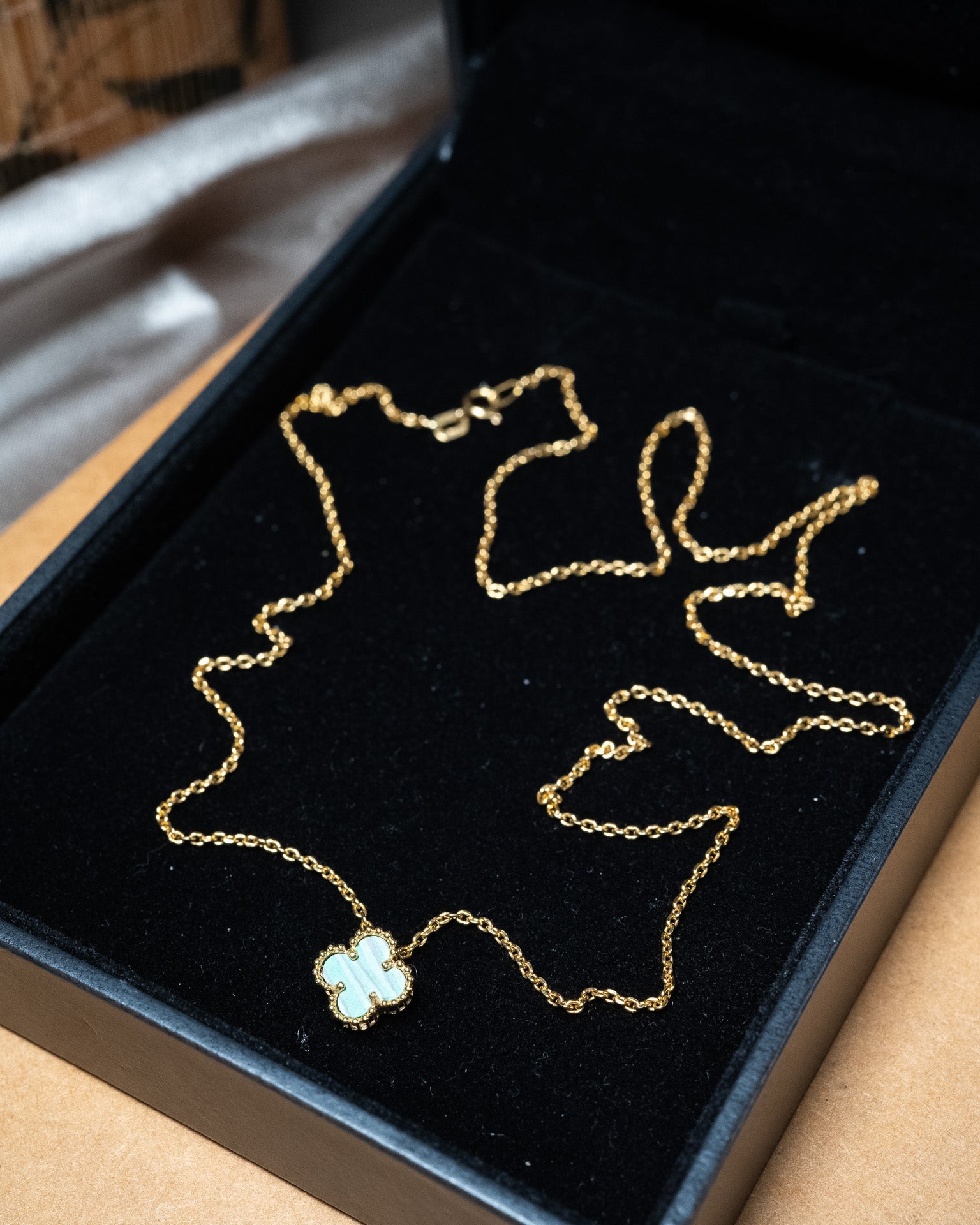 Colar trevo elo cartier em ouro amarelo com trevo de 0.9x0.9cm e 52cm de comprimento e 1mm de espessura