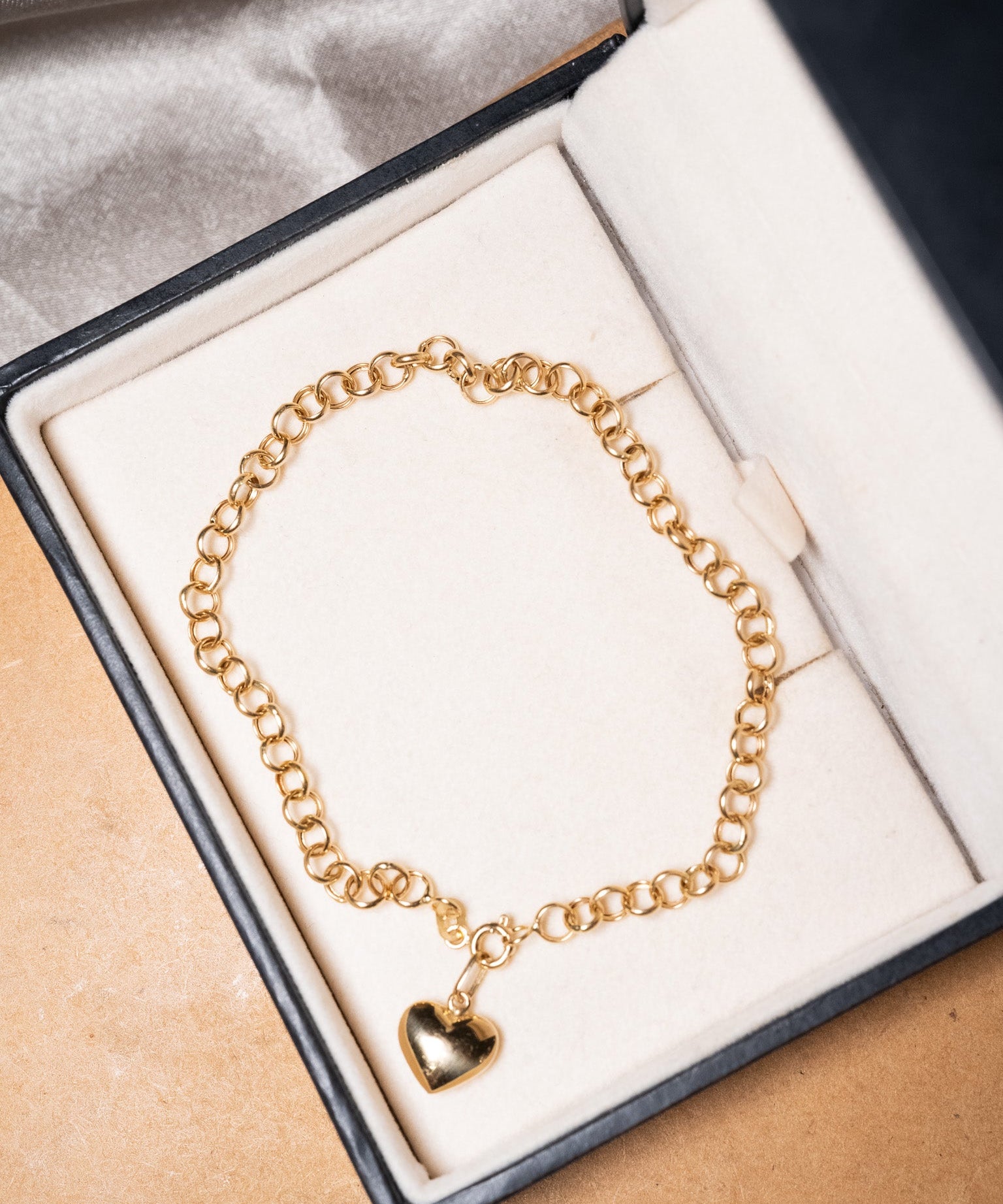 Pulseira elos portugueses com pingente de coração em ouro amarelo 2.5g 19.5cm de comprimento e 0.4cm de espessura.