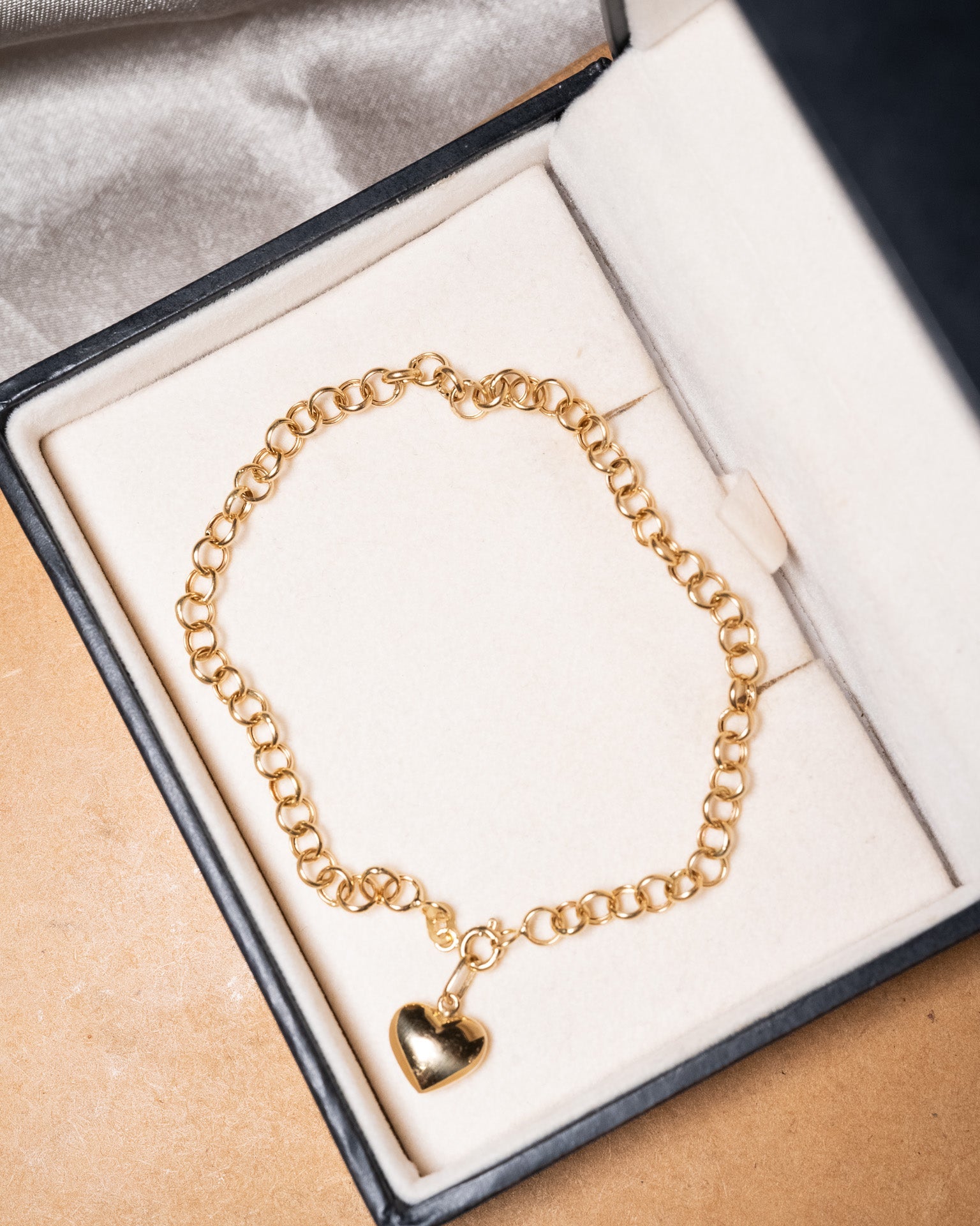 Pulseira elos portugueses com pingente de coração em ouro amarelo 2.5g 19.5cm de comprimento e 0.4cm de espessura.