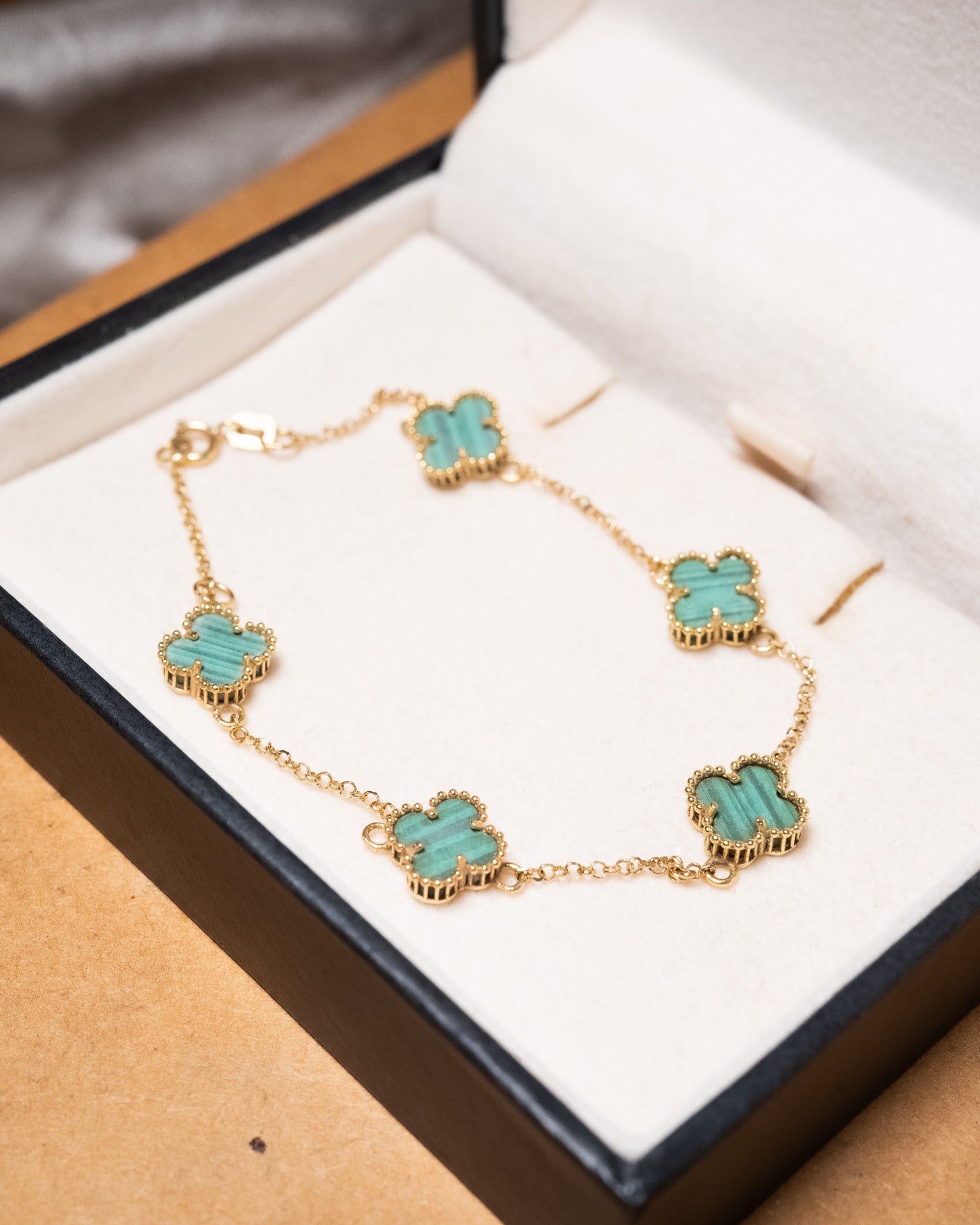 Pulseira de ouro amarelo com trevos de turquesa. Pesa 3.4g e mede 18cm de comprimento e elos de 1mm e trevos de 9mm.