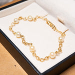 Pulseira infinito em ouro amarelo com pérolas cultivadas de 5mm e 20cm de comprimento e 3.5mm de espessura.