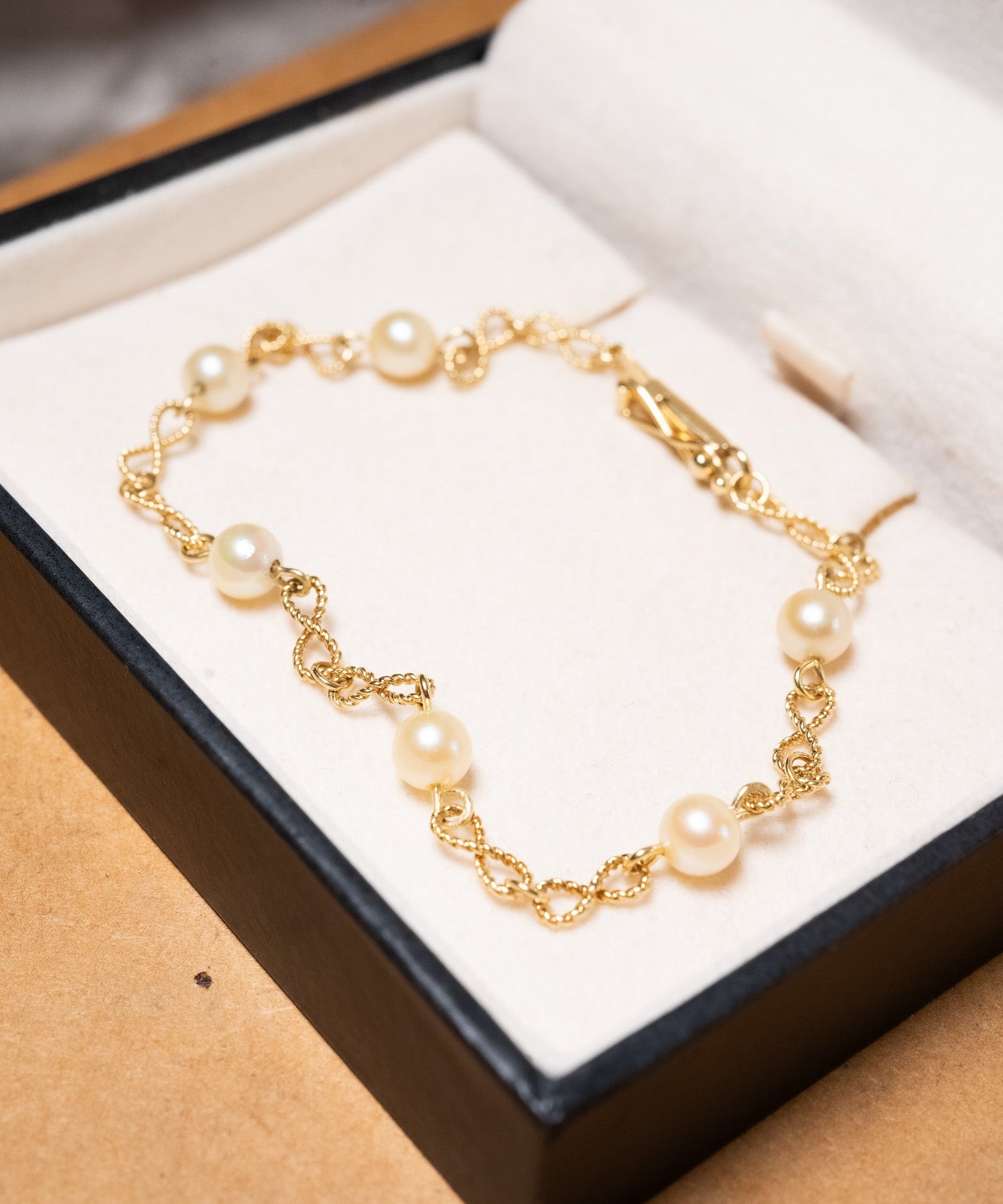 Pulseira infinito em ouro amarelo com pérolas cultivadas de 5mm e 20cm de comprimento e 3.5mm de espessura.