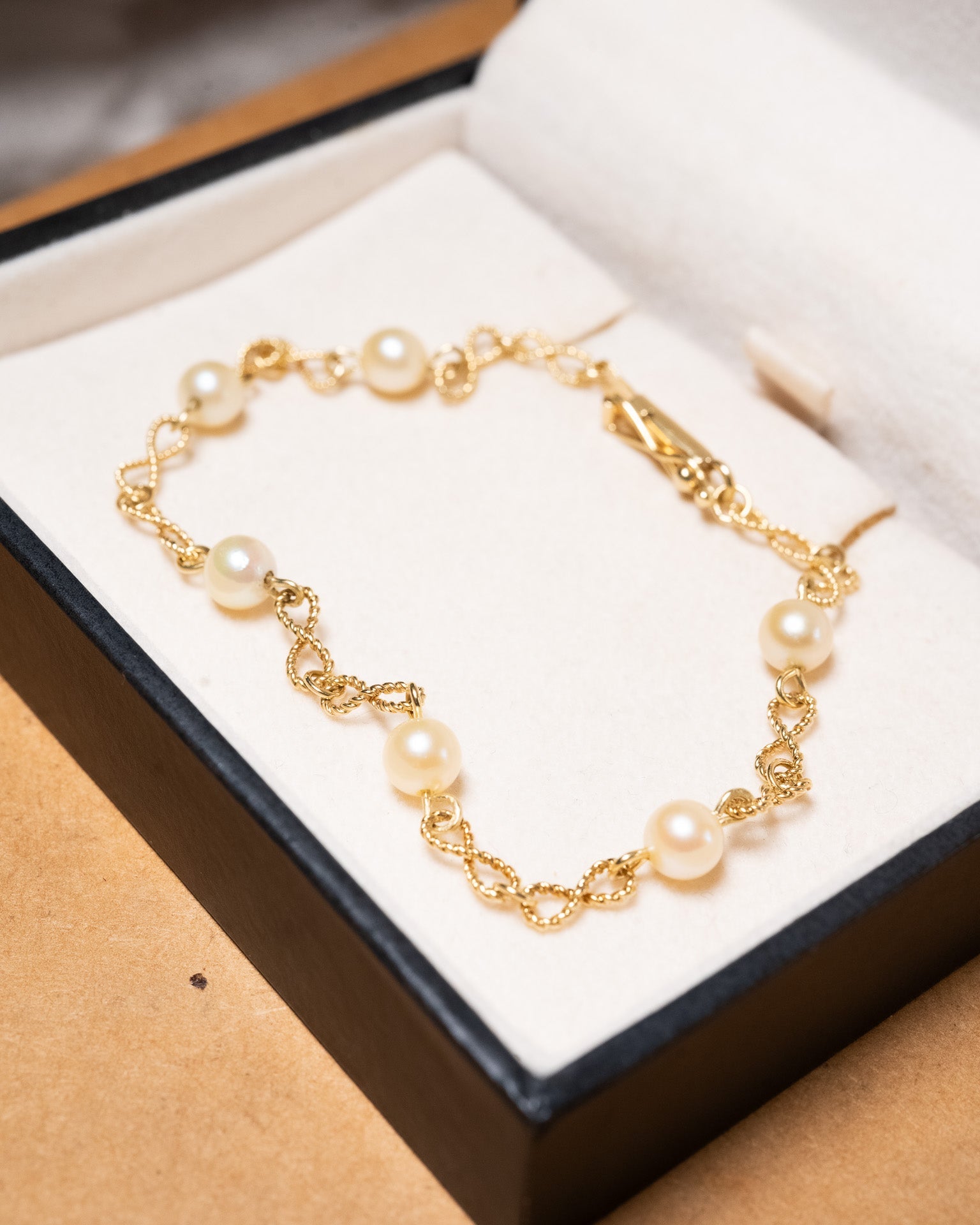 Pulseira infinito em ouro amarelo com pérolas cultivadas de 5mm e 20cm de comprimento e 3.5mm de espessura.