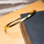Bracelete fino em ouro amarelo com 2.9g e 6.5cm de largura e 5.1cm de altura e 0.3cm de espessura.