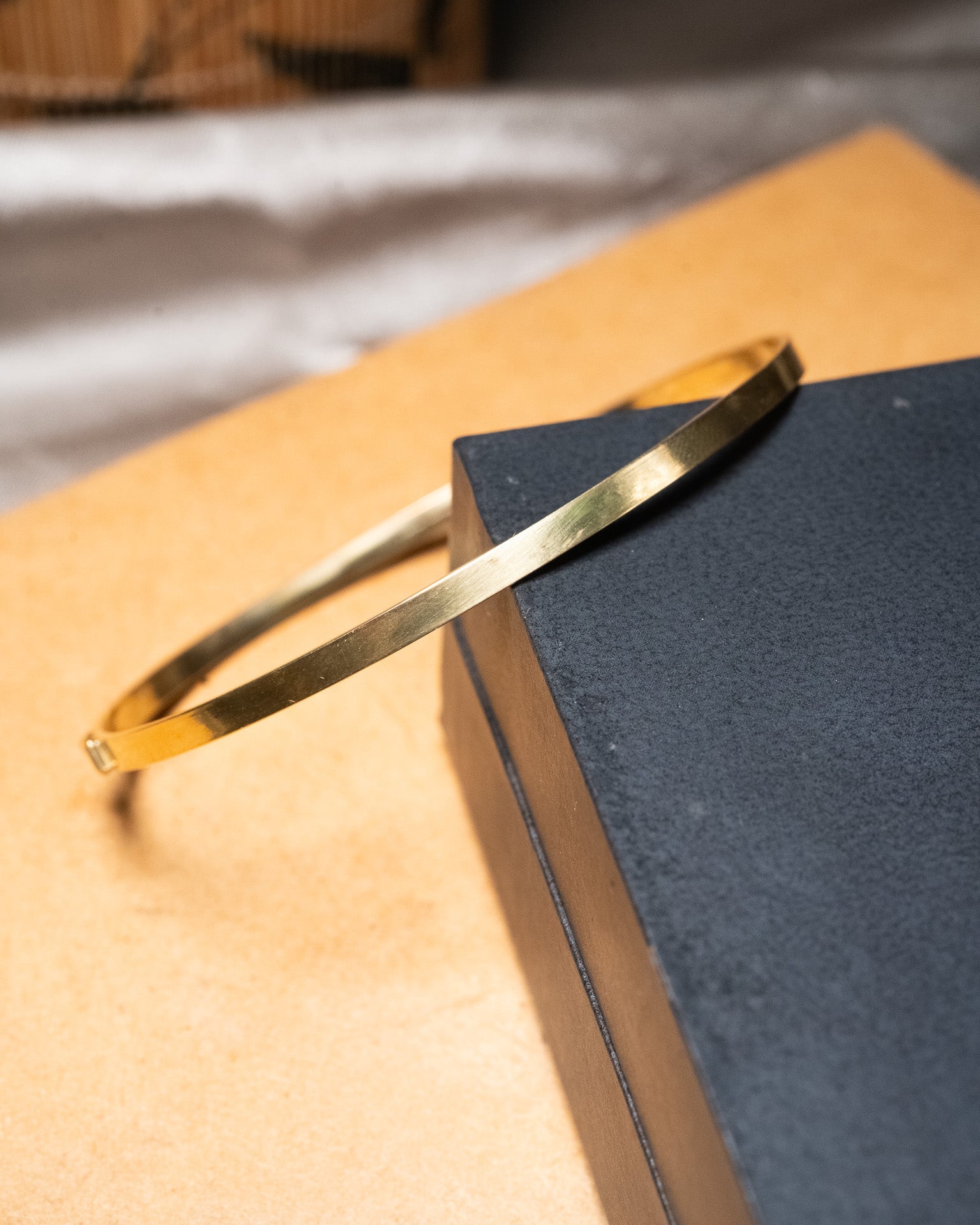 Bracelete fino em ouro amarelo com 2.9g e 6.5cm de largura e 5.1cm de altura e 0.3cm de espessura.