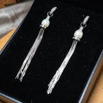 Brinco pendente queen franjas em ouro branco com diamantes brilhantes e duas pérolas barrocas de 0.7cm.
