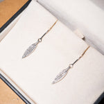 Brinco anzol Vivara em ouro branco com penas e diamantes. Mede 3.0cm de comprimento e 0.4cm de largura e pesa 2.1g