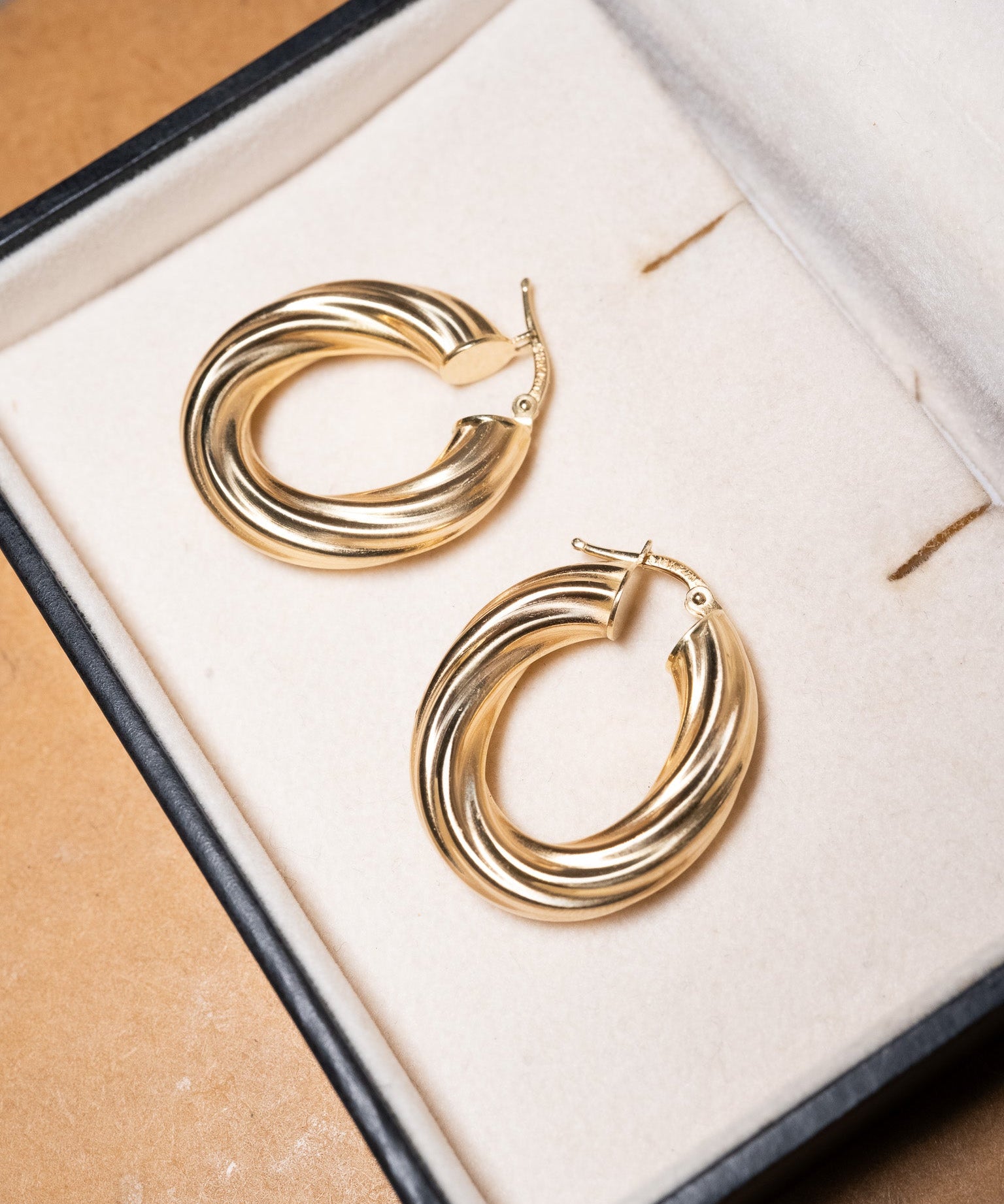 Brinco argola em ouro amarelo com 5.7g e 2.8cm de comprimento e 5.5mm de largura