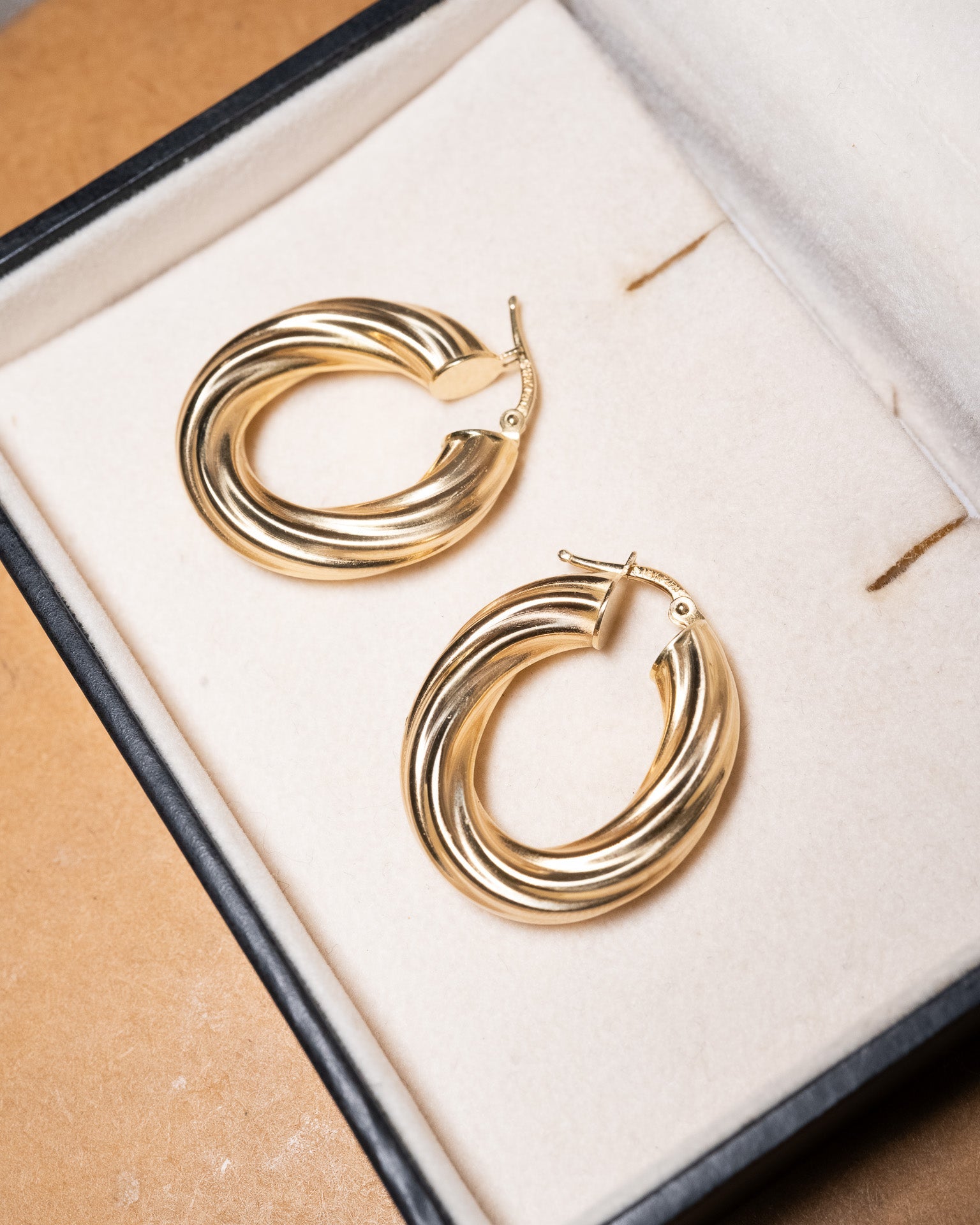 Brinco argola em ouro amarelo com 5.7g e 2.8cm de comprimento e 5.5mm de largura