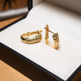 Brinco argolinha shell em ouro amarelo com diamantes. Pesa 3.6g e mede 1.5cm de comprimento e 0.6cm de largura