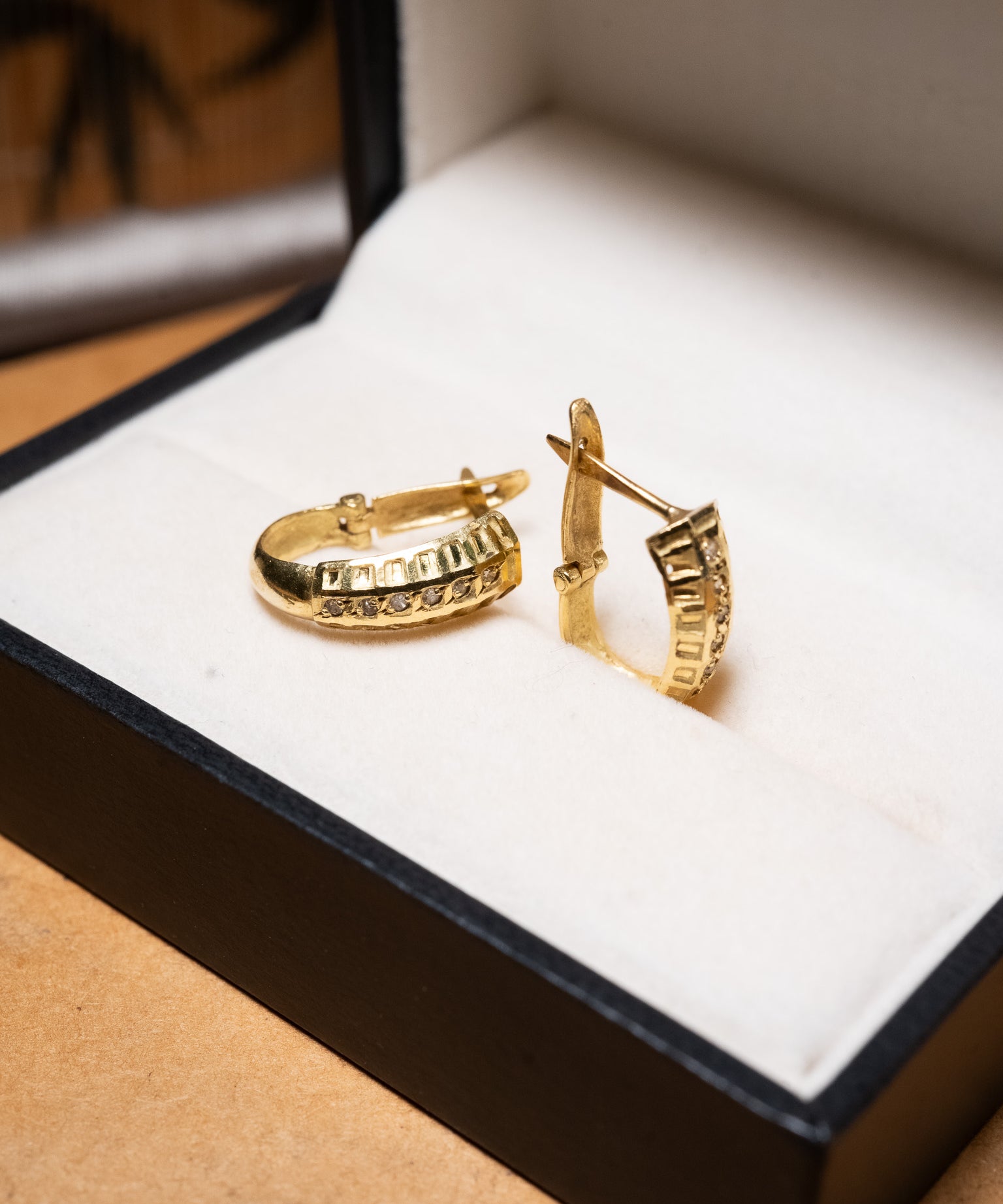 Brinco argolinha shell em ouro amarelo com diamantes. Pesa 3.6g e mede 1.5cm de comprimento e 0.6cm de largura