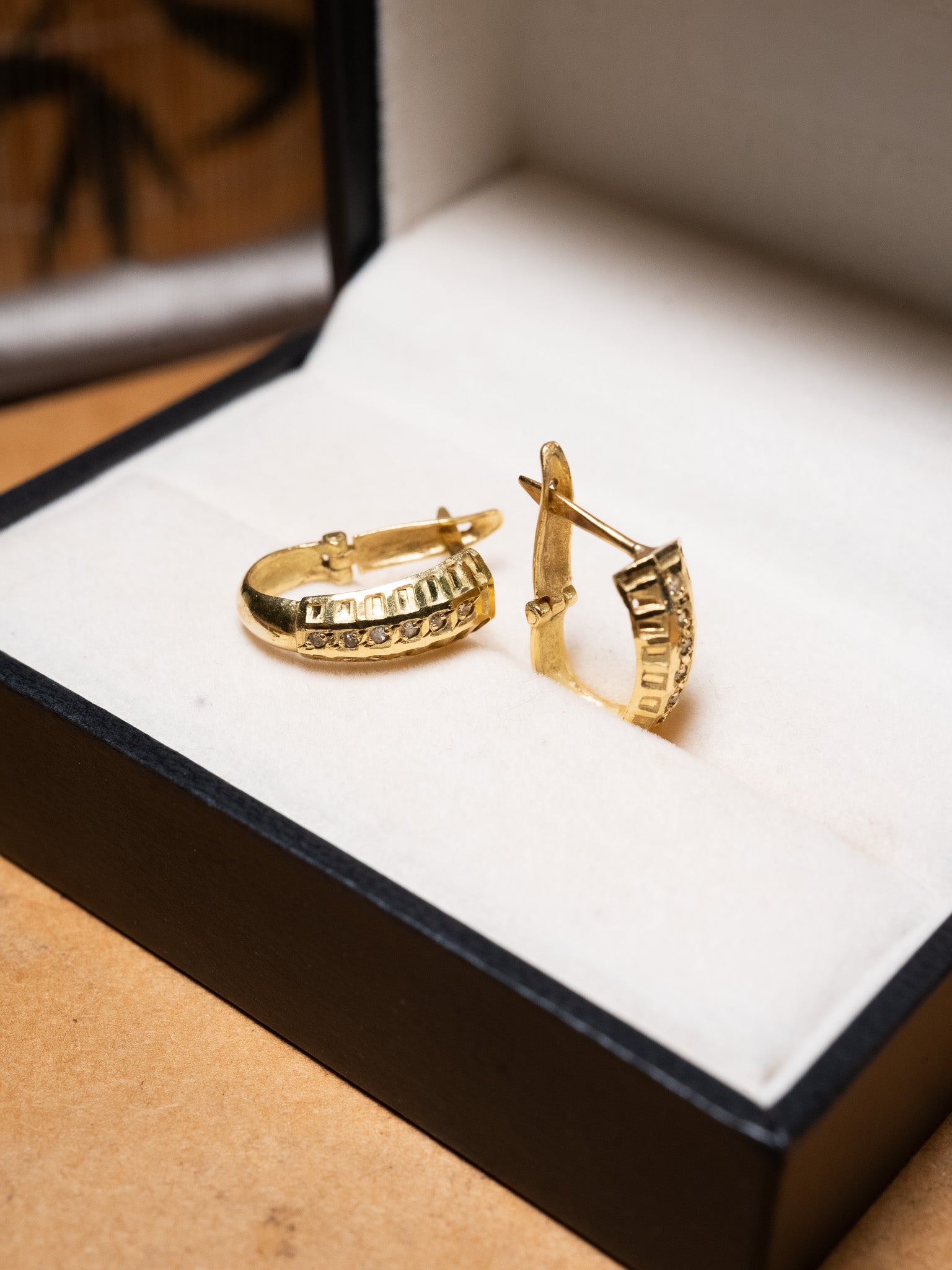 Brinco argolinha shell em ouro amarelo com diamantes. Pesa 3.6g e mede 1.5cm de comprimento e 0.6cm de largura