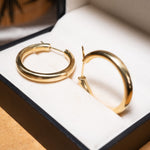 Brinco argola lisa em ouro amarelo com 6.9g e 2.5cm de comprimento e 3.5mm de largura