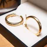 Brinco argola lisa em ouro amarelo com 6.9g e 2.5cm de comprimento e 3.5mm de largura