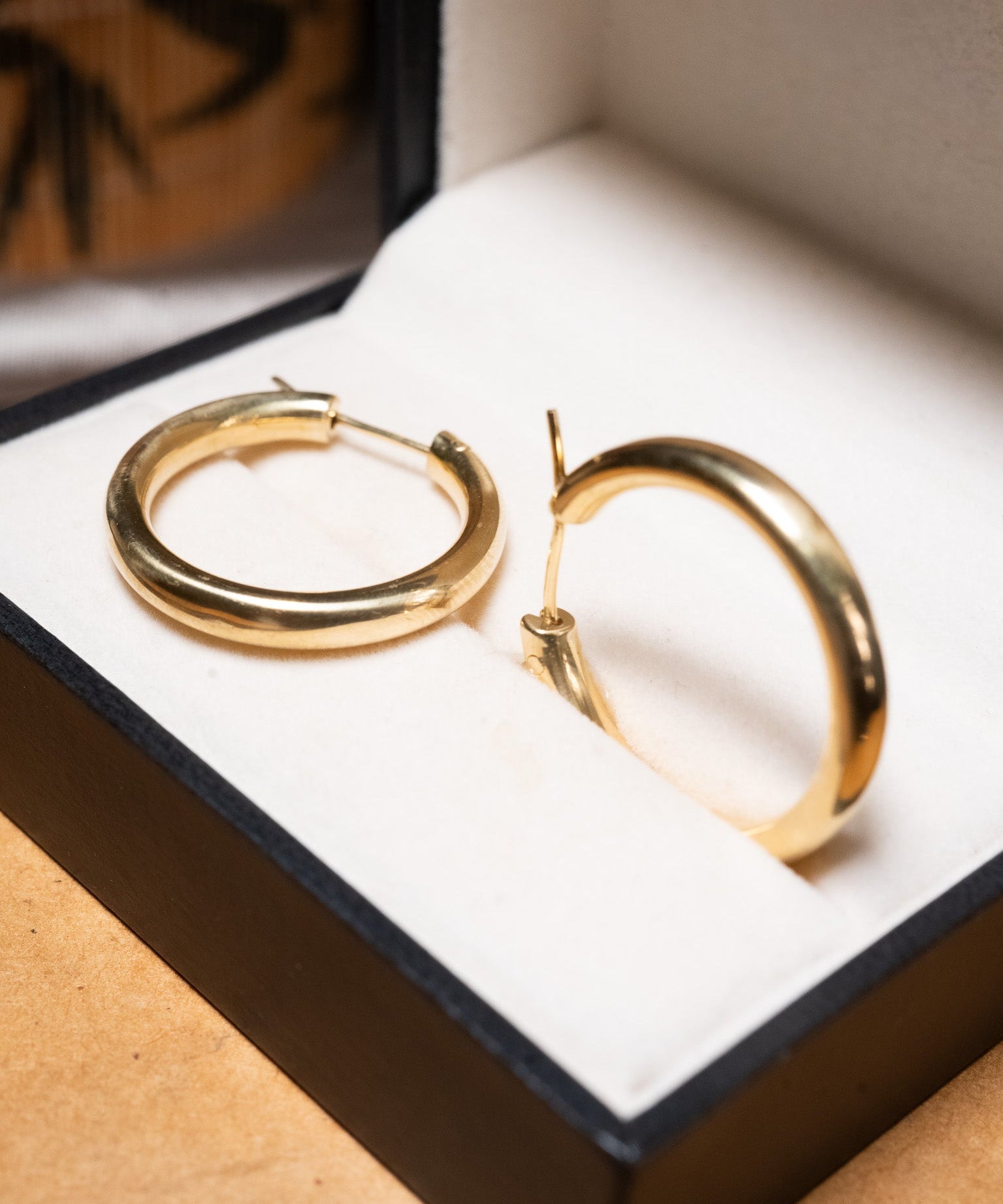 Brinco argola lisa em ouro amarelo com 6.9g e 2.5cm de comprimento e 3.5mm de largura