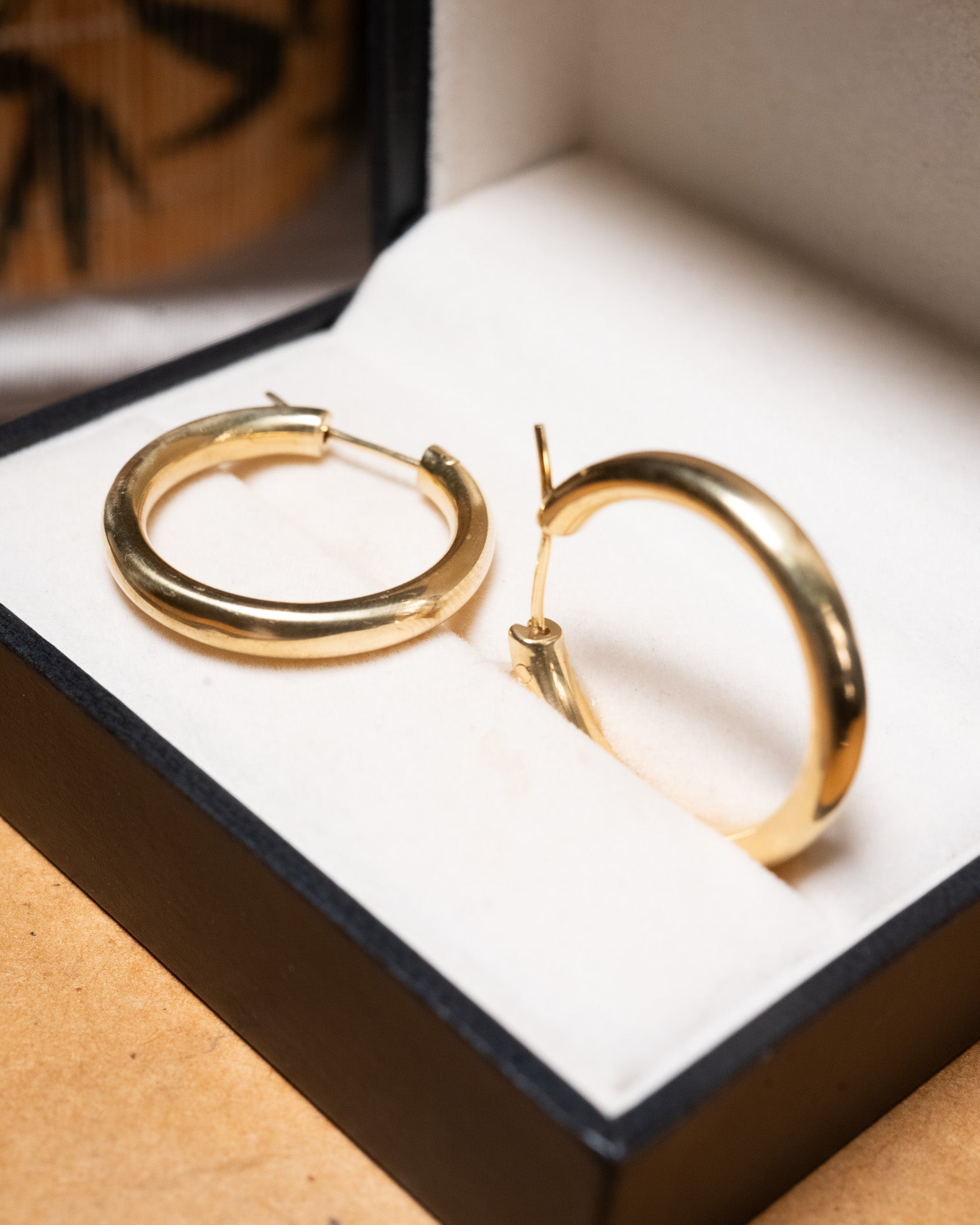 Brinco argola lisa em ouro amarelo com 6.9g e 2.5cm de comprimento e 3.5mm de largura