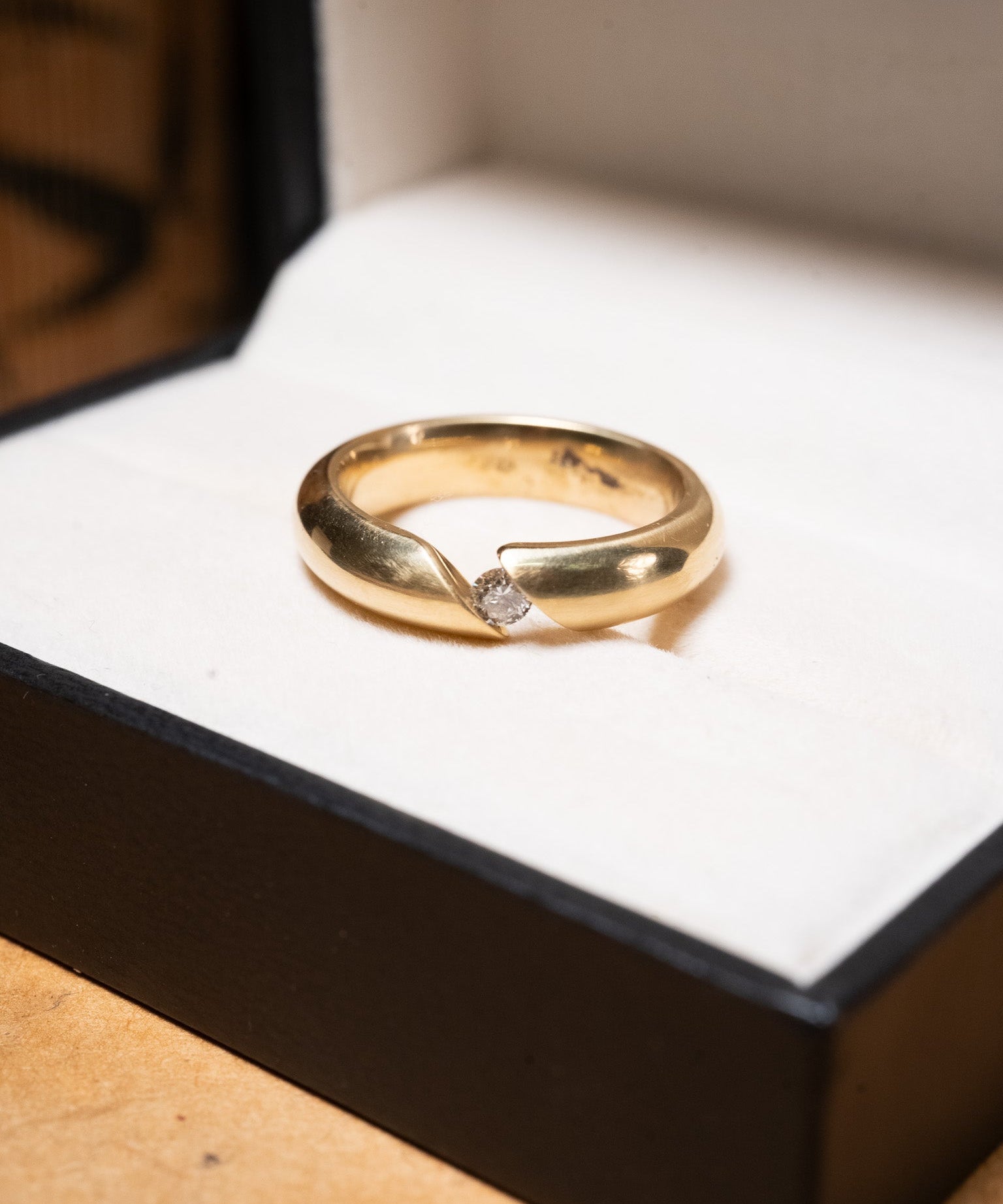 Anel solitário maciço em ouro amarelo com diamante brilhante de 0.10ct.