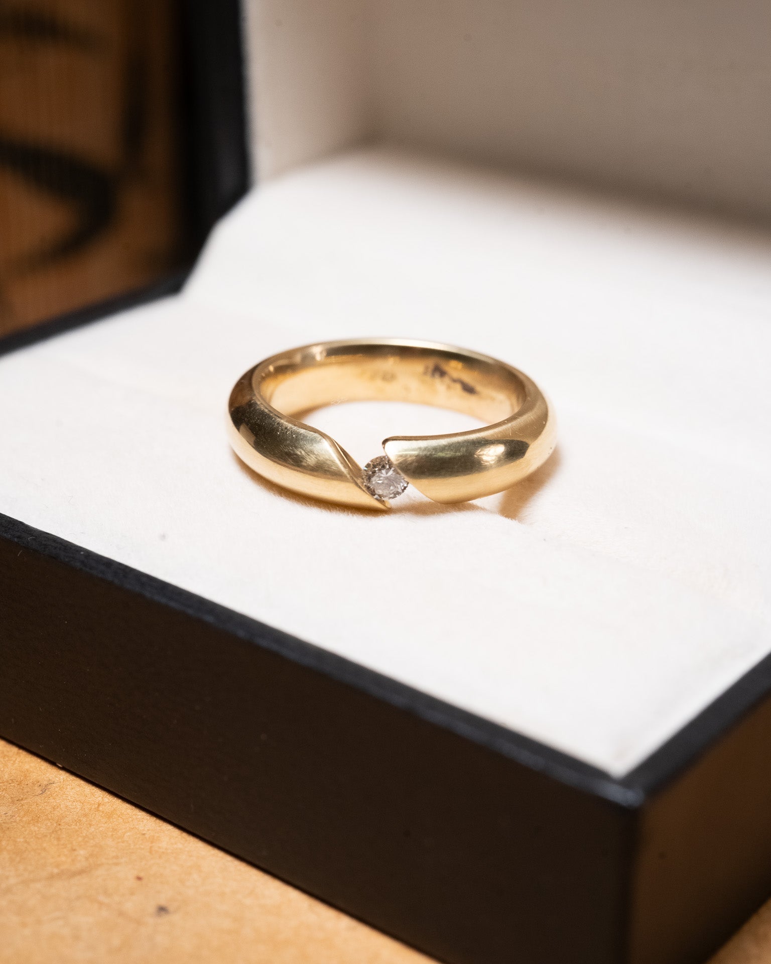 Anel solitário maciço em ouro amarelo com diamante brilhante de 0.10ct.
