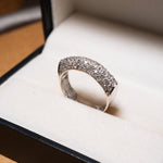 Anel pavê em ouro branco com diamantes brilhantes de 0.02ct cada e aro 19