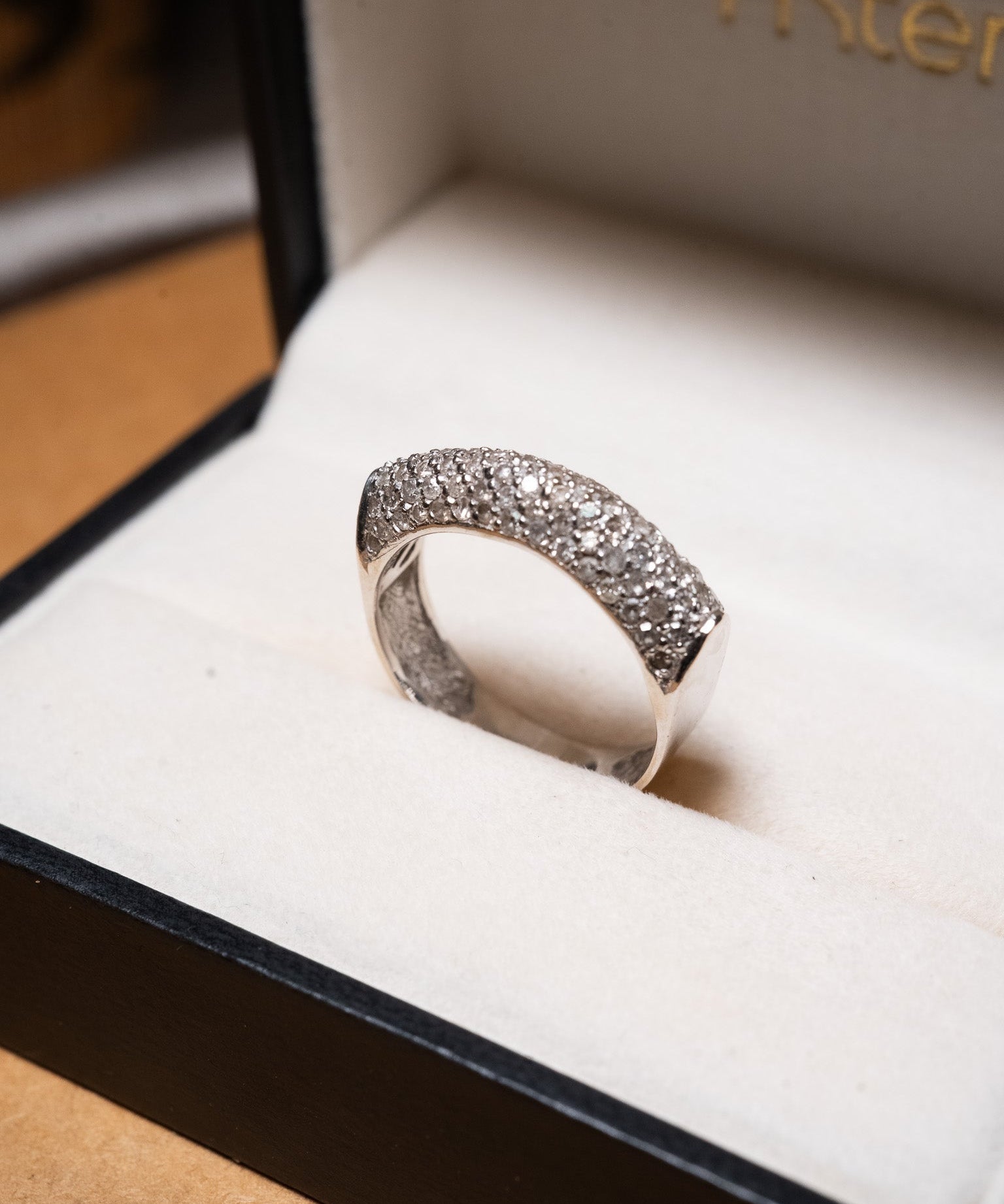 Anel pavê em ouro branco com diamantes brilhantes de 0.02ct cada e aro 19