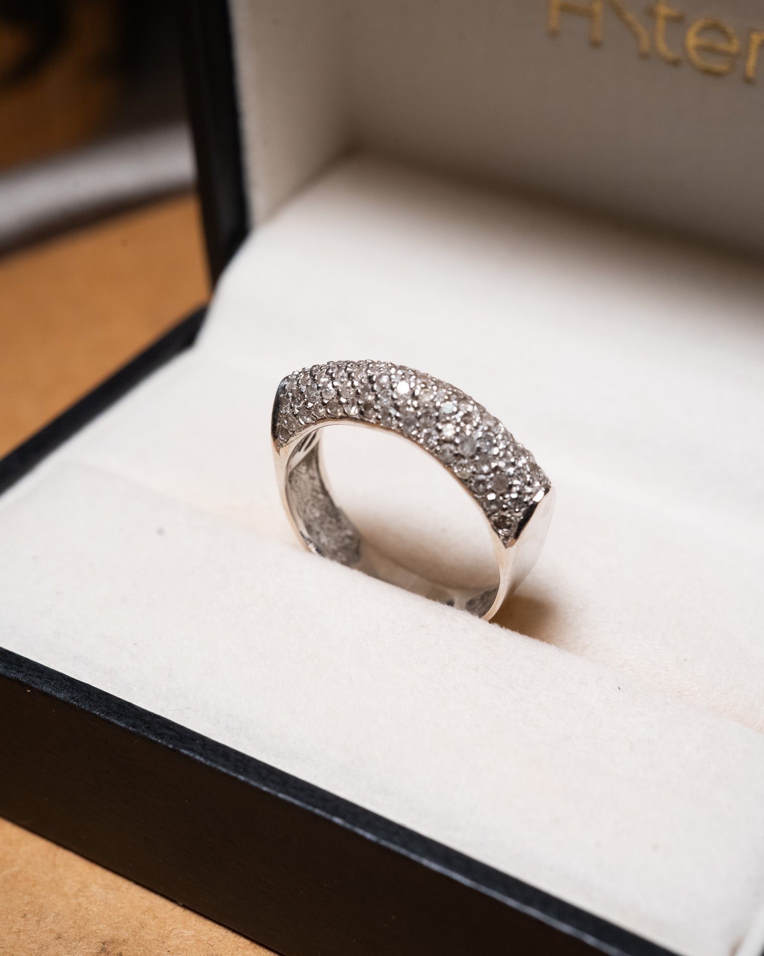 Anel pavê em ouro branco com diamantes brilhantes de 0.02ct cada e aro 19
