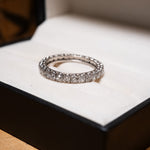 Aliança inteira em ouro branco com 28 diamantes brilhantes de 0.06ct cada totalizando 1.68ct aro 16 e peso 2.8g