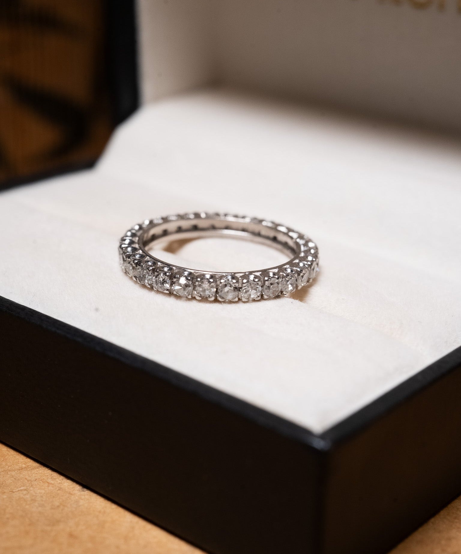 Aliança inteira em ouro branco com 28 diamantes brilhantes de 0.06ct cada totalizando 1.68ct aro 16 e peso 2.8g