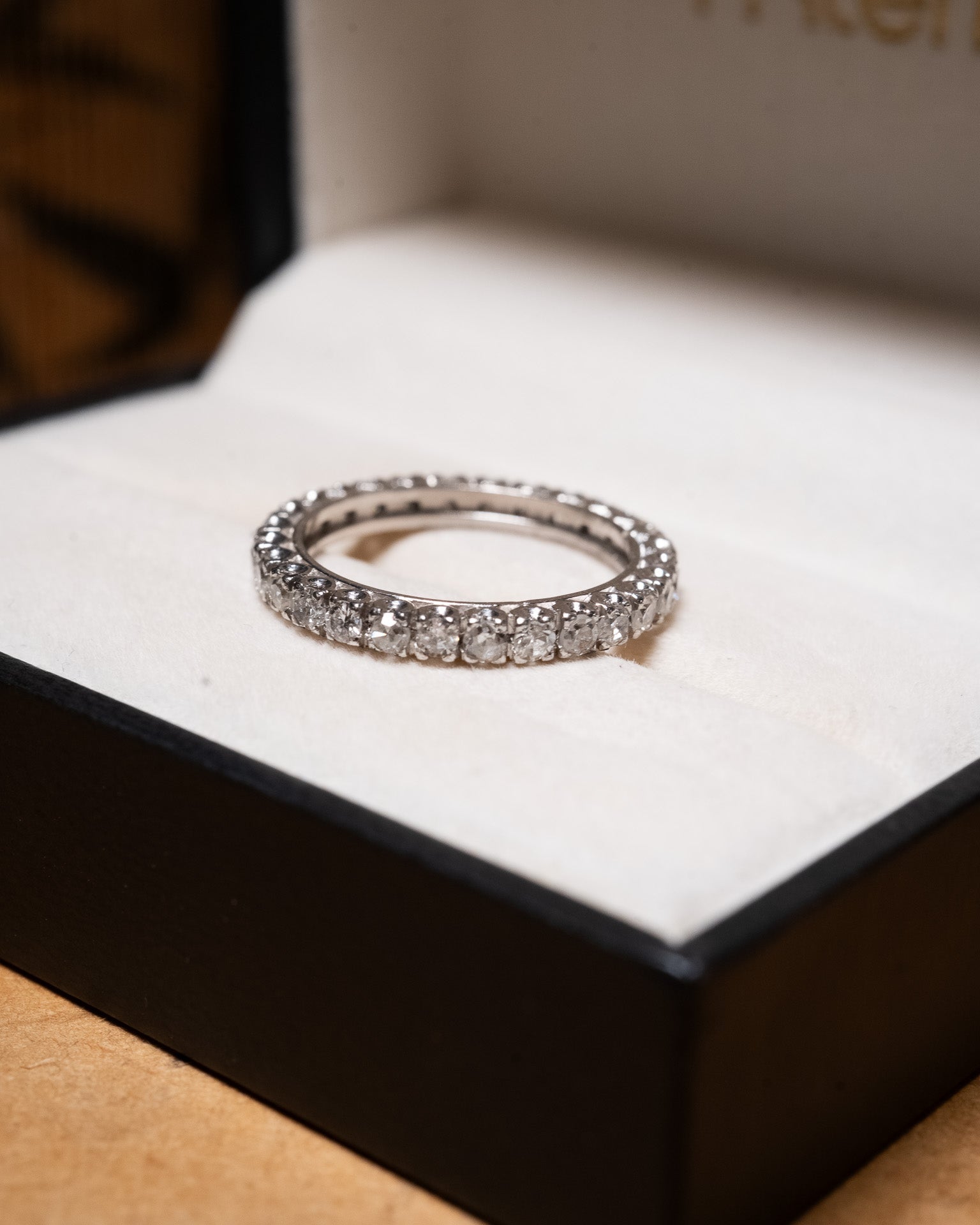 Aliança inteira em ouro branco com 28 diamantes brilhantes de 0.06ct cada totalizando 1.68ct aro 16 e peso 2.8g