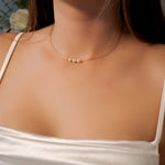 Colar choker semi rígido em ouro amarelo com pérolas e peso de 3.6g e comprimento de 40cm