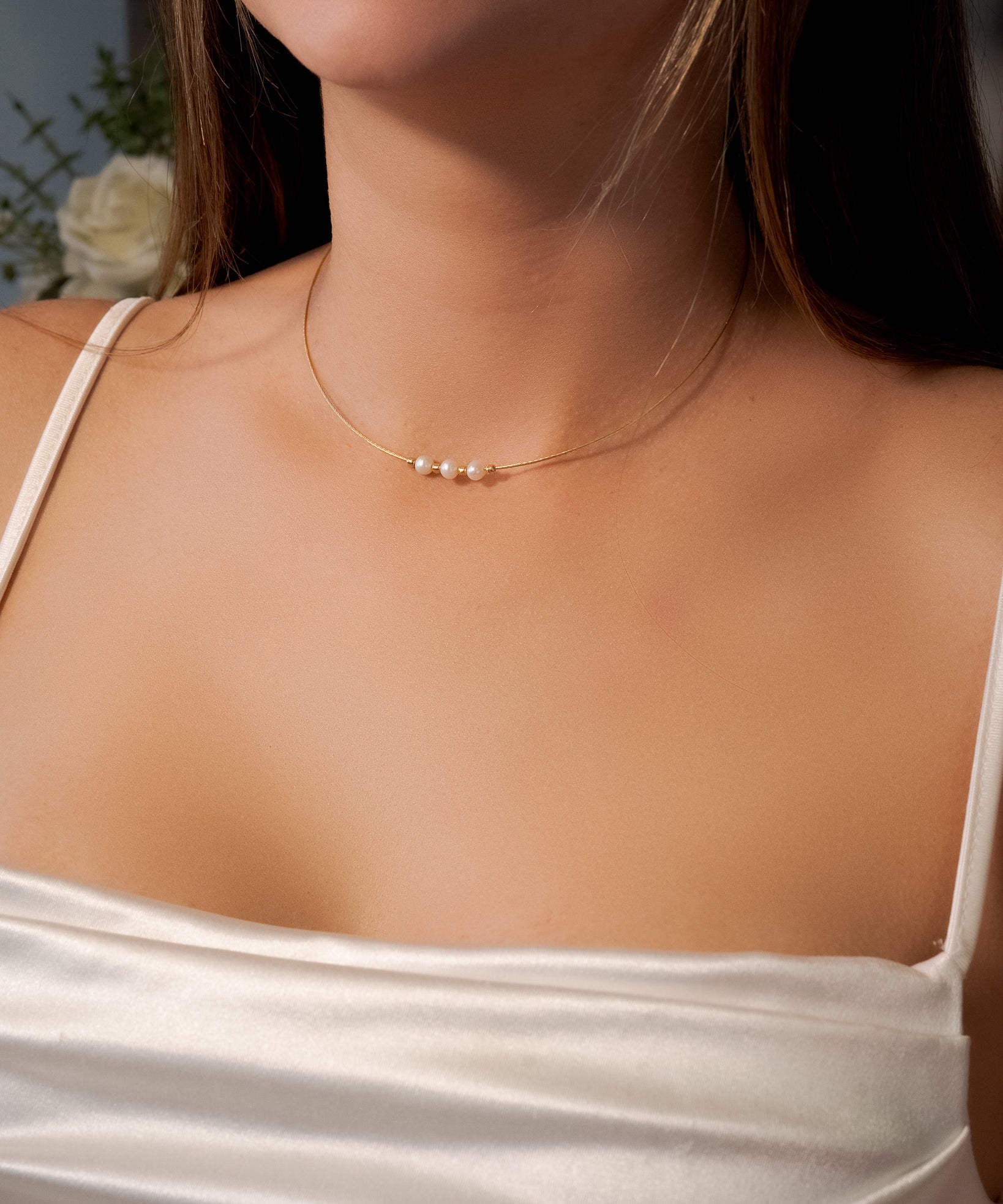 Colar choker semi rígido em ouro amarelo com pérolas e peso de 3.6g e comprimento de 40cm