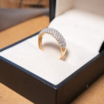 Anel meia aliança mini pavê em ouro amarelo com safiras brancas de 0.02ct cada e aro 20