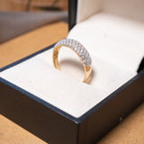 Anel meia aliança mini pavê em ouro amarelo com safiras brancas de 0.02ct cada e aro 20