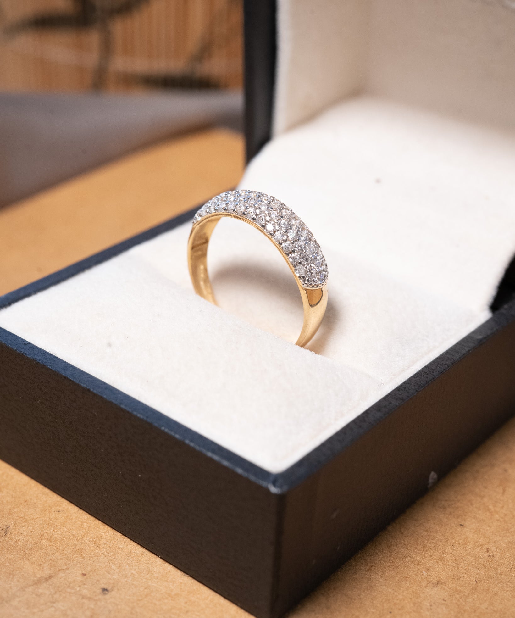 Anel meia aliança mini pavê em ouro amarelo com safiras brancas de 0.02ct cada e aro 20
