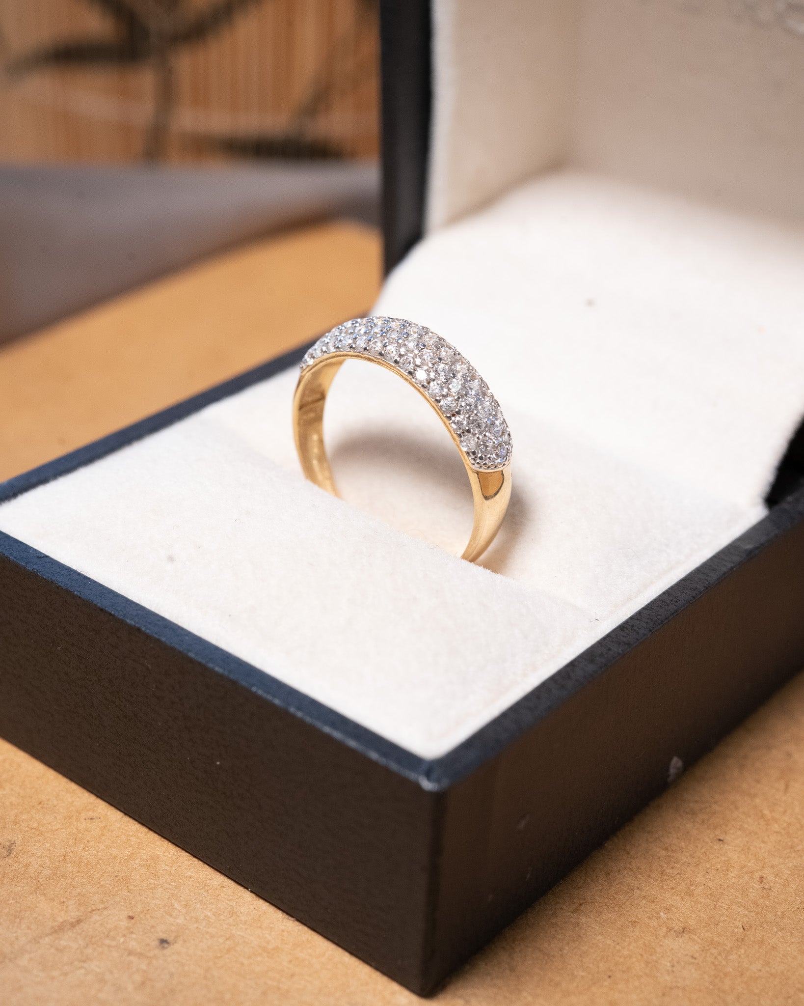 Anel meia aliança mini pavê em ouro amarelo com safiras brancas de 0.02ct cada e aro 20