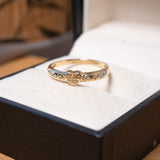 Anel coração em ouro amarelo com diamantes brancos de 0.01ct cada.