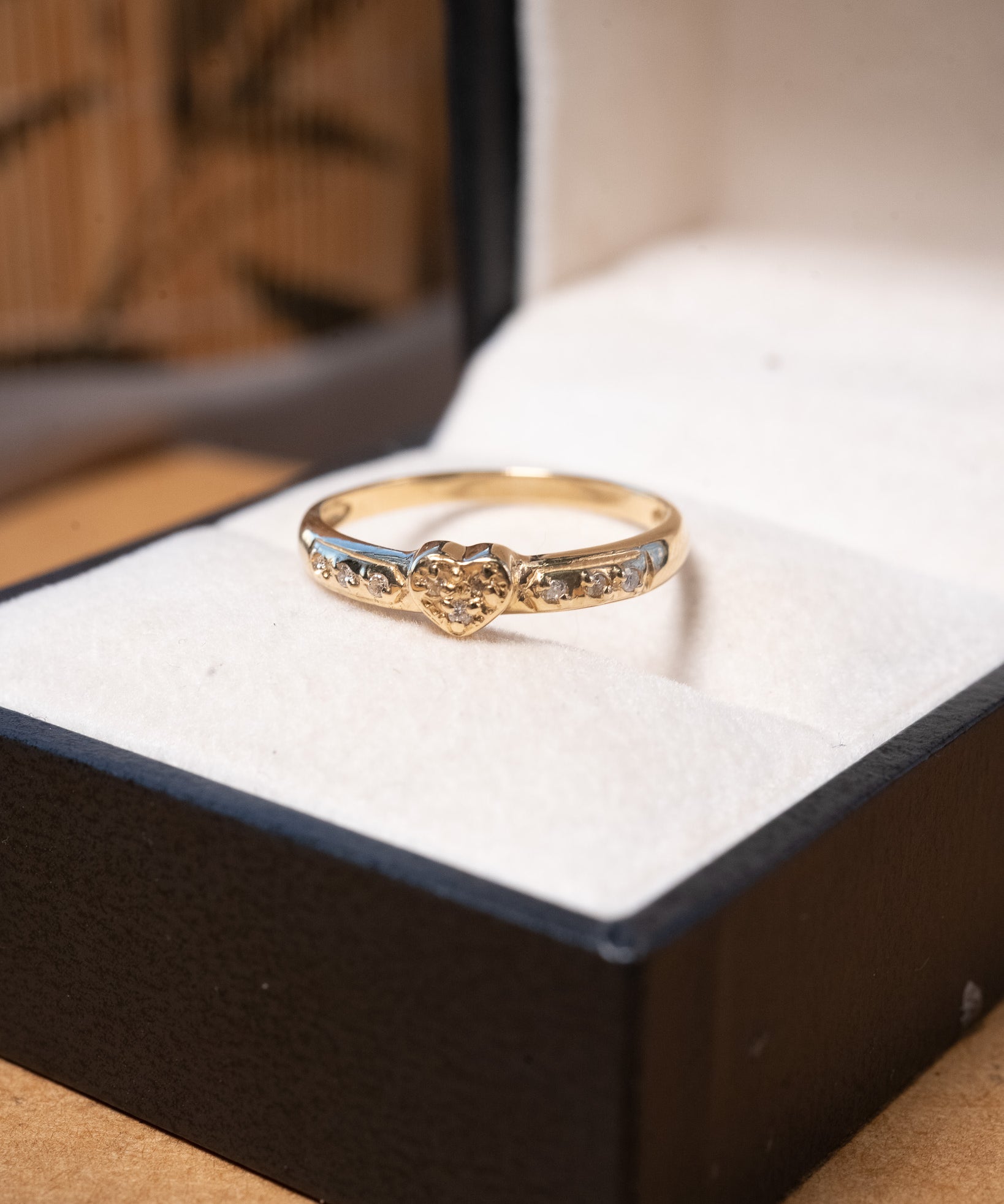 Anel coração em ouro amarelo com diamantes brancos de 0.01ct cada.